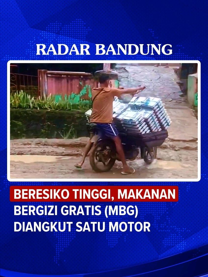 Pengiriman Makanan Bergizi Gratis (MBG) di SDN Cinangsu, Naringgul, Kabupaten Cianjur, menjadi sorotan. Terlihat jumlah makanan yang begitu banyak diangkut hanya menggunakan satu unit sepeda motor, menimbulkan kekhawatiran akan keselamatan pengendara dan risiko makanan tumpah di jalan.  Kejadian ini kembali menyoroti pentingnya standar operasional prosedur (SOP) pengiriman logistik program MBG, terutama di daerah dengan akses sulit, agar kualitas makanan dan keselamatan pengendara tetap terjamin. [Jjp] 📽️ SukabumiToday ​#RadarBandung #MBG #Naringgul #Cianjur #LogistikMBG 