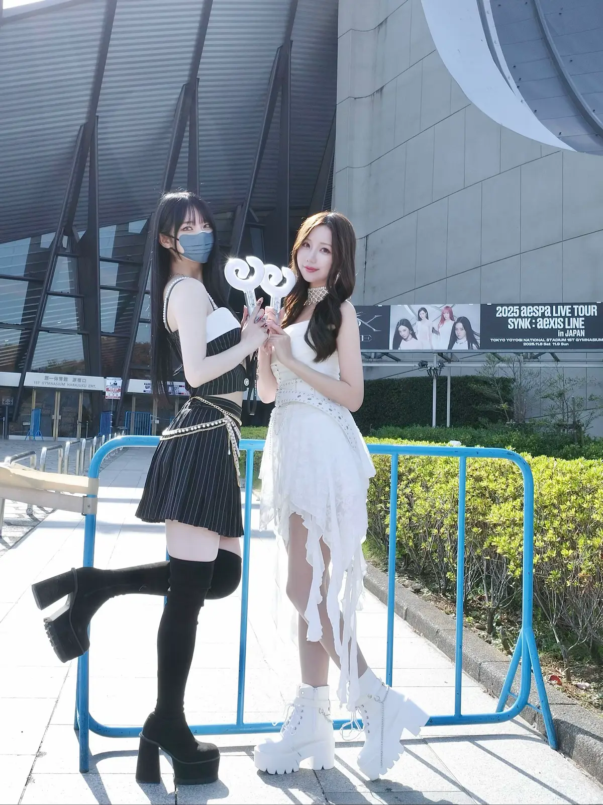 11月8日代々木ライブ🌹 衣装せりなちゃんと白黒で合わせた🐈‍⬛🐈 もー本当にみんなかわいくて美しくてかっこよくて たくさんパワーもらった😭✨✨✨ 幸せすぎて余韻🥲🫧 セトリも神だった😭✨ そしてそして４月25,26日東京ドーム！ サプライズ発表あったの！ 絶対行く🥹♥️🫶🏻✨ 幸せだった〜💐 @aespa official  #aespa #aespalive #aespakarina #aespafashion 