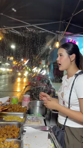 ในถ้วยไม่ใช่ผมนะคะ คุณลูกค้า #อีฟนิล #อีฟนิลราชาของทอด #ตลาดผาสุกกาญจนบุรี #กาญจนบุรี 