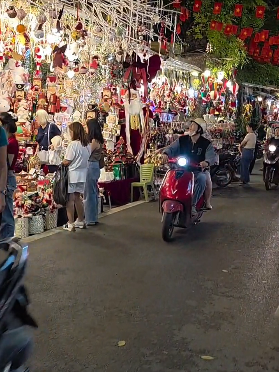 Sắp Noel Rồi !!! Người Năm Ấy Cùng Bạn Đi Dạo Phố Hàng Mã Đón Noel Giờ Đâu Rồi???#xuhuongtiktok #viralvideo #langthanghanoi 
