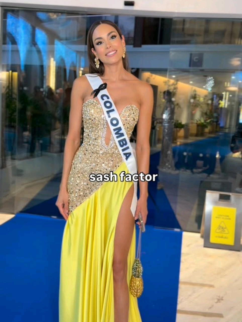 Otro día de #missuniversecolombia #vanessapulgarin en Tailandia #missuniverse #misscolombia #team🐍 