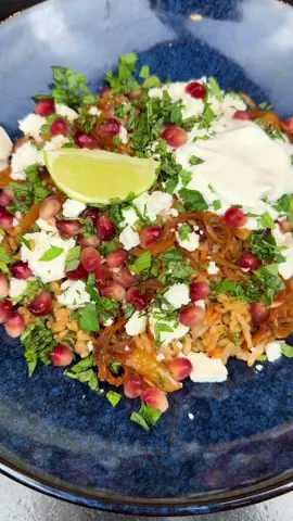 Salade Mjadara libanaise  @hellofreshfrance, savoureuse prête en moins de 25 minutes 🔥🕦 Ingrédients (pour 2 personnes) ½ oignon jaune 120 g de lentilles 120g de riz ½ citron 1 c. à café d'épices (mélange de cumin, paprika) 100g de labneh (ou yaourt grec épais) ½ grenade 50g de feta 5g d'herbes fraîches (persil, menthe, coriandre) Huile d'olive, sel, poivre g,  Préparation Cuire les lentilles : fais-les mijoter dans une grande casserole d'eau 12 à 14 min, jusqu'à ce qu'elles soient tendres. Cuire le riz : ajoute-le dans la même casserole et poursuis la cuisson jusqu'à ce qu'il soit fondant. Égoutte. Caramélise les oignons : fais-les revenir dans un peu d'huile d'olive 5-6 min jusqu'à ce qu'ils dorent bien. Prépare les toppings : coupe la grenade, émince les herbes, émiette la feta, coupe le citron en quartiers. Assemble : mélange le riz et les lentilles avec un filet d'huile d'olive, les épices, sel et poivre. Dresse : ajoute les oignons caramélisés, le labneh, la grenade, la feta et les herbes fraîches. Un plat ultra coloré, équilibré et tellement bon 😍 📦Tout vient de ma box @HelloFreshFR, qui me fait découvrir des recettes que je n'aurais jamais testées sans eux ! Et si toi aussi t'as envie d'essayer, t'as mon code HFAMBMADAMEMIAAM pour une belle réduction sur tes 4 premières box 🎁 #salade #faitmaison #hellofresh #recettelibanaise #recetteexpress 