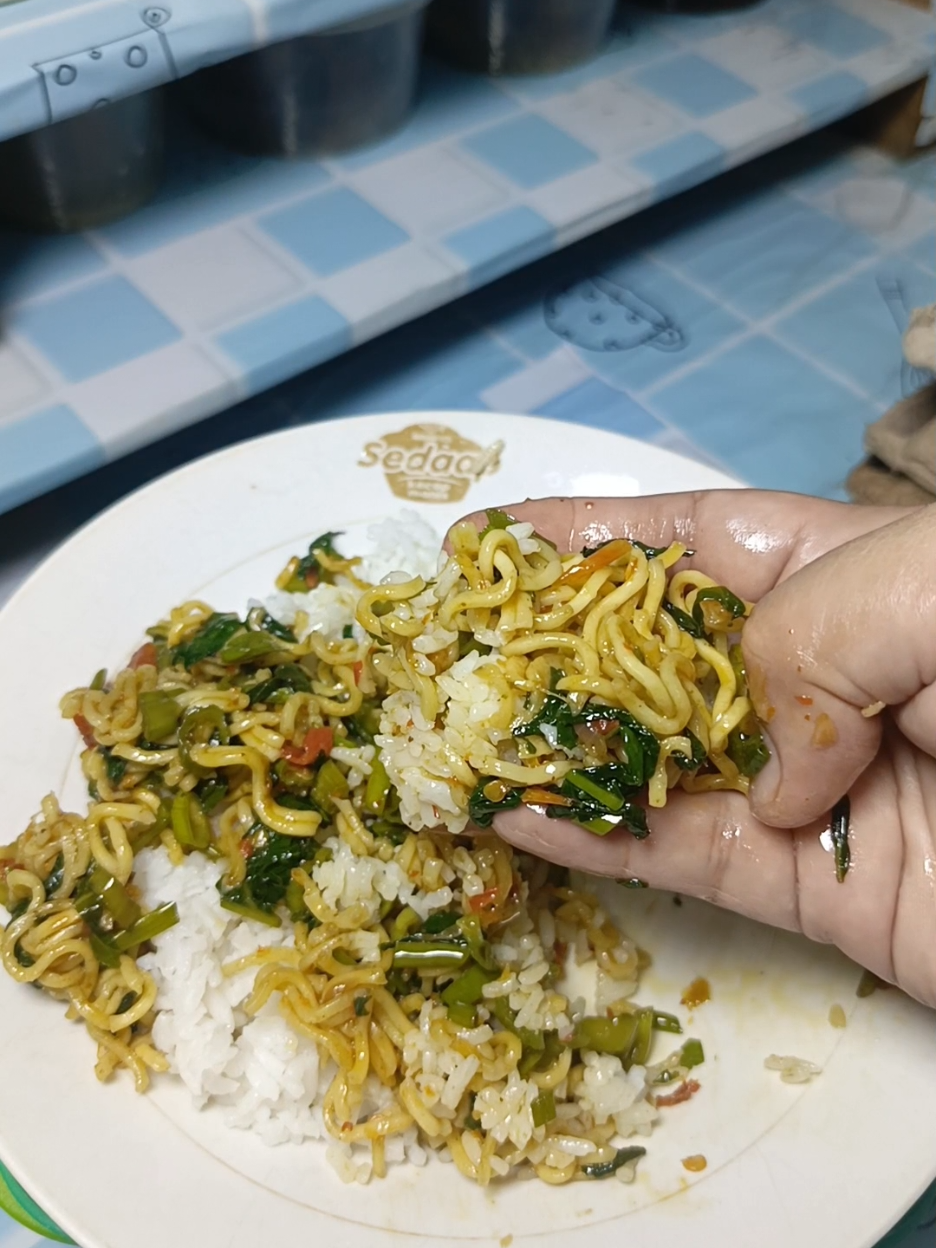 Makan lagi kita 🤤  jangan ngiler ya @meiii_060 rasa mie kari nya di campur kangkung tu masyaallah enaknya 😋  