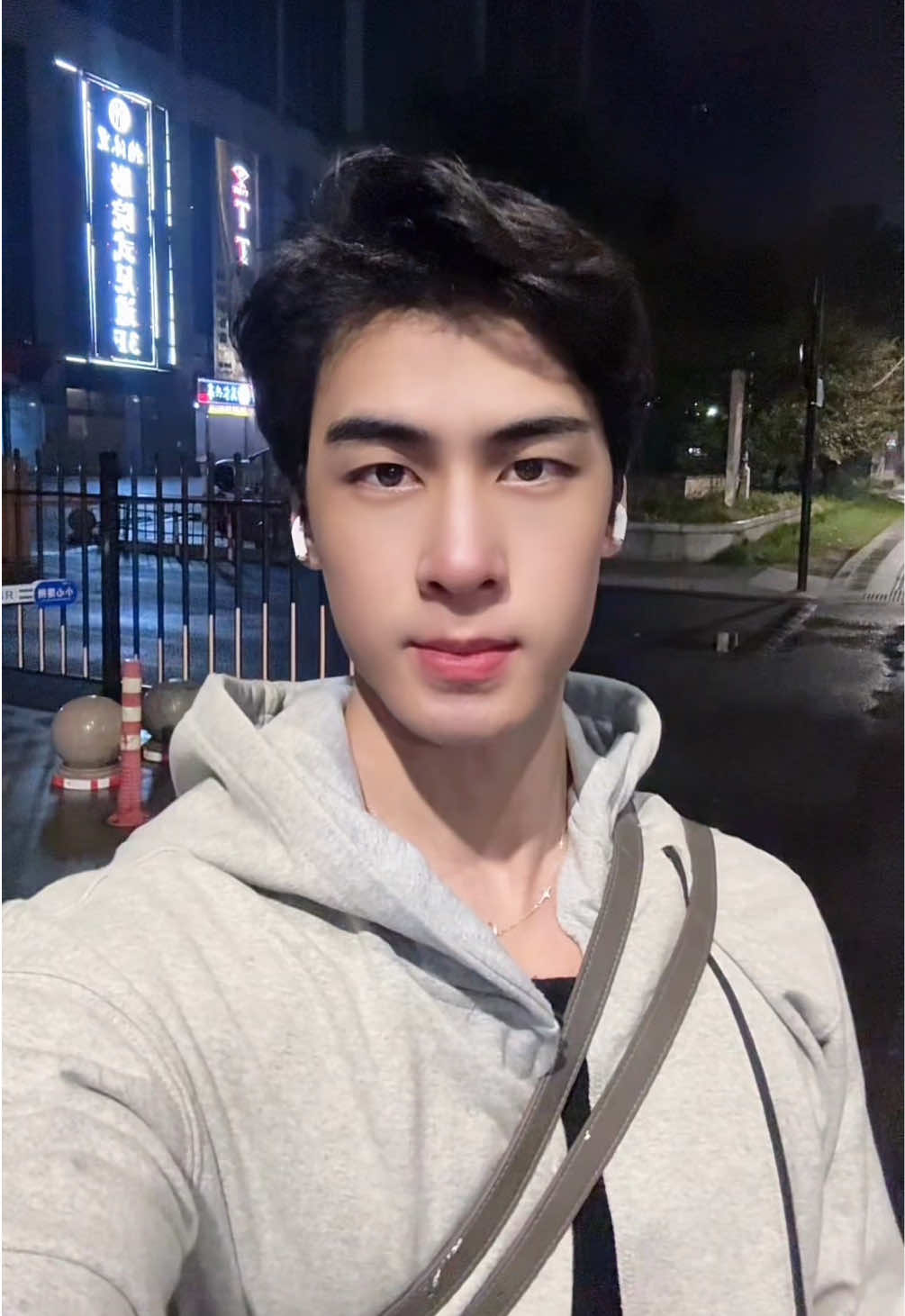 Dragon eyebrows and phoenix eyes hu bei feng wan#longtongue #muscle #toughguy 