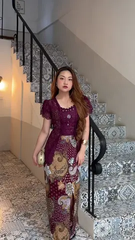 Salah satu best seller kebaya batik kita nih😍 Kiyara Kebaya warna Burgundy nih bestie. Gila cakep bgt! - #dressnatal #dressgereja #kebayabatik #dresskondangan #dresspesta 