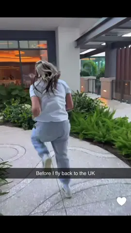 This is soo funny hahaha! Both little giddy jumps 🤣🤣 #itsjojosiwa #chrishughes #jojosiwa #cojo #chrisandjojo 