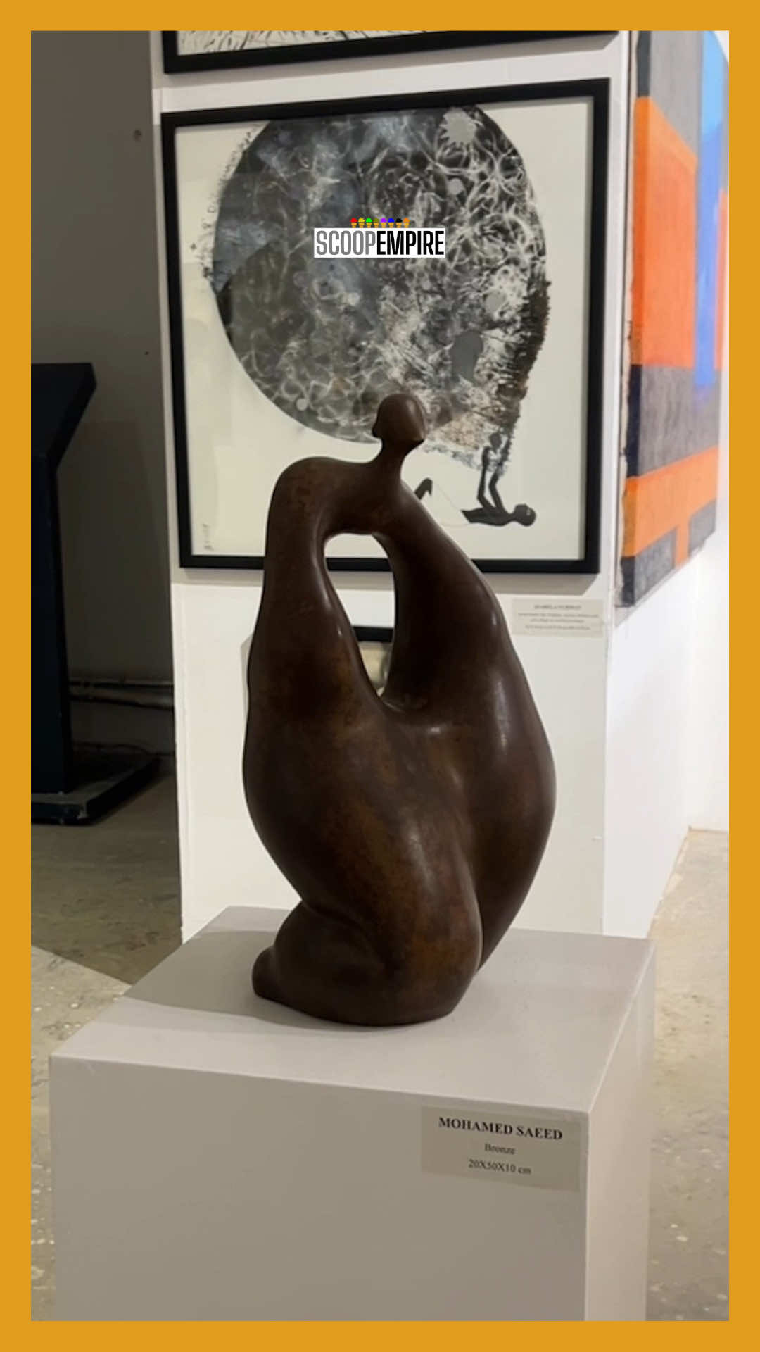 ⁨	هل الفن فعلاً بيخلّي الإنسان يحس بمشاعر مختلفة؟ السؤال ده كان بداية كلامنا مع الشباب في CIAD، وكل واحد فيهم شاف الفن بطريقته الخاصة. ما بين الألوان والخطوط والنظرات، كانت الآراء كلها بتتقاطع في نقطة واحدة: إن الفن مش مجرد لوحة، لكنه إحساس بيحرّك جوانا حاجات يمكن ماكناش عارفينها عن نفسنا. انتوا كمان، شايفين الفن ازاي؟⁩