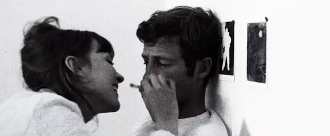 يقولُ جَميلُ بنُ مَعمَرٍ الملقَّبُ بـ جَميلِ بُثَيْنَةَ: إنّي لأنظرُ في الوجودِ بأَسرهِ لأرى الوجوهَ، فلا أرى إلاّك قالوا ويخلقُ أربعينَ مُشابها من أربعينِك لا أريدُ سِواك ⸻ الشرح التفصيلي: البيت الأول: إنّي لأنظرُ في الوجودِ بأَسرهِ : أي: إني أنظر إلى الدنيا كلها، وأتأمل وجوه الناس في كل مكان. لأرى الوجوهَ، فلا أرى إلاّك : أي: مهما نظرت إلى وجوه البشر، لا أرى فيهم سوى وجهك، وكأن وجهك وحده هو الذي يملأ الكون. وهذا تصوير بليغ يدل على شدة التعلق بالمحبوبة، حتى صار لا يرى جمالًا غير جمالها، ولا وجودًا لغيرها في عينه. - البيت الثاني: قالوا ويخلقُ أربعينَ مُشابها : أي: قال الناس إن الله قد يخلق أربعين شخصًا يشبهونك في جمالك وهيئتك. من أربعينِك لا أريدُ سِواك : أي: حتى لو كان هناك أربعون نسخة منك، فلن أختار إلا أنتِ، لأن جمالك ليس في الشكل فقط، بل في روحك وكل ما أنتِ عليه. وهذا البيت يبرز الإخلاص في الحب، وأن جمال المعشوق عند الشاعر يتجاوز الصورة إلى الجوهر والمشاعر. - خلاصة الأبيات: يعبّر جميل بثينة عن حبٍّ عظيمٍ لا يرى فيه للعالم وجهًا غير وجه محبوبته، فهي في نظره الجمال كله والكون كله. ولو خلق الله عشرات النسخ منها، لبقي قلبه مخلصًا لها وحدها، فحبه ليس تقليدًا ولا شهوة شكل، بل هو حبٌّ صادق عميق نابع من القلب والروح. #شعر #قصيده #حب #fyp #explore 