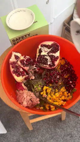 La mulți ani tuturor sărbătoriților! L-ai surprins și azi! Poftă bună!  #👏🏻 #🤣 #fyp #mihailsigavril #sarbatoare 