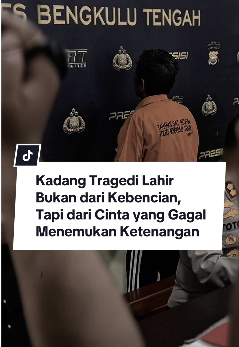 Kadang Tragedi tak lahir dari Kebencian, Tapi dari Cinta yang Gagal menemukan cara untuk Tenang. —   Tak ada satu pun jiwa yang siap menyaksikan darah menggenang diantara dinding rumahnya sendiri. Tak ada hati yang mampu menanggung beban ketika tangan yang seharusnya melindungi justru menjadi alat mencabut nyawa.  Namun, begitulah tragedi yang mengoyak tenang pagi di Desa Talang Empat, Kecamatan Karang Tinggi, Bengkulu Tengah — sebuah kisah getir yang menelanjangi sisi paling gelap dari amarah manusia. Rabu pagi (5/11/2025), di rumah sederhana seorang petani bernama Sa (52), kehidupan berubah menjadi duka abadi. Pertengkaran sepele — hanya tentang ponsel, teguran, dan rasa kesal — menjelma menjadi tragedi berdarah antara ayah tiri dan anak sambungnya sendiri.  Sebilah parang yang mestinya untuk bekerja di ladang, kini menjadi saksi bisu betapa mudahnya batas antara kasih dan benci runtuh dalam sekejap. Korban, yang masih muda dan keras kepala, sempat menyerang terlebih dahulu. Namun, dalam amarah yang membutakan, Sa membalas dengan satu tebasan yang mengakhiri hidup anak sambung yang seharusnya ia rawat dan bimbing. Leher yang terluka, tubuh yang tersungkur, dan isak seorang ibu yang memecah sunyi—semuanya menjadi puing-puing penyesalan yang tak bisa ditarik kembali. Kini, rumah itu tak lagi sama. Dindingnya menyimpan gema pertengkaran terakhir yang tak akan pernah usai. Polisi telah datang, barang bukti telah diamankan, dan hukum mulai bekerja dalam jalannya yang pasti: pasal demi pasal, berkas demi berkas, menuju meja pengadilan. Pelaku kini menjadi tersangka, dan proses hukum harus ditegakkan. Karena di hadapan hukum, darah tetaplah darah — entah mengalir dari musuh, anak, atau saudara sendiri. Namun dibalik pasal-pasal dingin itu, tersisa pertanyaan yang tak mudah dijawab: Keadilan seperti apakah yang akan menebus luka ini? Apakah keadilan cukup dengan hukuman, ketika penyesalan telah membunuh lebih dalam dari vonis itu sendiri? Tragedi Talang Empat bukan sekadar perkara pidana. Ia adalah cermin tentang rapuhnya kendali manusia terhadap amarah, tentang keluarga yang gagal berdialog, dan tentang kasih sayang yang berubah menjadi bencana. Kini, para wakil Tuhan di ruang sidang kelak akan dihadapkan pada dilema yang sunyi: menegakkan hukum, atau menimbang rasa. Sebab di balik semua itu, ada jiwa yang kehilangan arah, ada seorang ibu yang kehilangan dua orang yang ia cintai sekaligus—anak di liang, suami di penjara. Dan kita, sebagai manusia, hanya bisa menunduk, menyadari bahwa kadang tragedi tak lahir dari kebencian, tapi dari cinta yang gagal menemukan cara untuk tenang. (Cik)  #tragediayahtiri #tragediayahsambung #bengkulutengah #subandi #polresbengkulutengah 