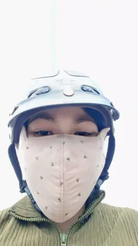 đang hái dâu ngoài vườn ,khách gọi lấy hàng đi vội sợ khách  chờ chạy ra đầu đường rốt cuộc mình lại đứng đợi khách .😁thôi kệ tại cái tính mình như vậy rồi chờ đợi là hạnh phúc 🤪 #Xuhuong #tiktokgiaitri #conongdan64 #