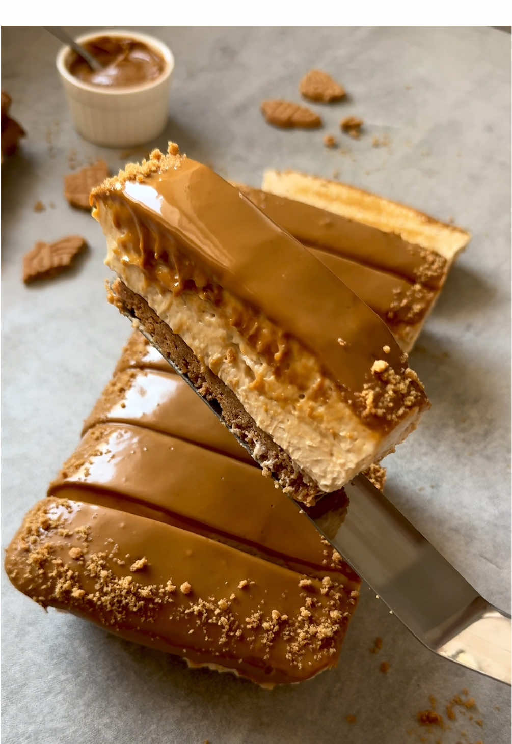 Lotus Biscoff cheesecake! Ingredients: •140g cookies (1 ¼ cup crumbs) •60g melted butter (4 tbsp / ¼ cup) Filling: •300g cream cheese (1 ⅓ cup) •200g whipping cream (¾ cup + 1 tbsp) •2 tbsp biscoff cream •50g cookies  Top: •melted biscoff lotus cream #lotus #cheesecake #Recipe #dessert #FoodLover 