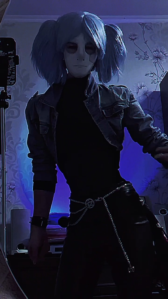 так странно наблюдать за тем, как время меняет восприятие песен, к которым ты раньше относился ну о-очень скептически, а теперь те подвергают желанию двигаться в такт. ощущение усиливается, когда приходит осознание, что эта музыка – золотое наследие молодости наших родителей. (а ещё я слопал качество и шутки про икону тоже.) #sallyface #sallyfisher #саллифейс #sallyfacecosplay #саллифишер #salfisher #sallykromsally #fyp #fandom #sf #retro #cosplay #stevegabry #sallyfishercosplay 