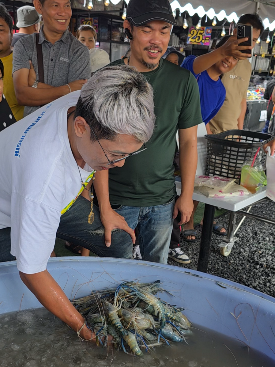 ตักละ 100 พ่อค้าไม่รวยจริงไม่กล้าทำนะนี่ เฮียบี เทพประทานพรจัดให้ ตลาดพี่ญาคนรุม คลองสาม คลองหลวง ปทุมธานี #พี่ญาคนรุม #ตักกุ้ง #กุ้งตัก 