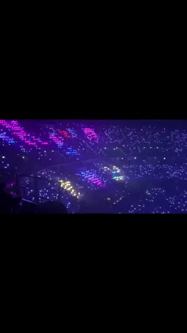 Ling : Ling không biết mình đã đến được đây bằng cách nào… Đây thậm chí không phải là Kwong LingLing lớn lên ở Thái Lan… Sao lại có thể xuất hiện ở Impact được chứ? Cảm ơn mọi người. Orm : Em chưa bao giờ nghĩ rằng trong đời này mình có thể đứng trên sân khấu Impact theo cách như thế này… Cảm ơn mọi người. - “Cặp diễn viên sapphic đầu tiên tổ chức fancon tại Impact Arena, Muang Thong Thani — với quy mô 12.000 người.” “Những diễn viên có biển tím của riêng mình tại Impact.” Và tất cả những điều này là hành trình của fandom Màu Tím và LingOm — chỉ trong hơn 1 năm 💜 #LingOrm #หลิงออม #LingOrm #ormkornnaphat #linglingkwong 