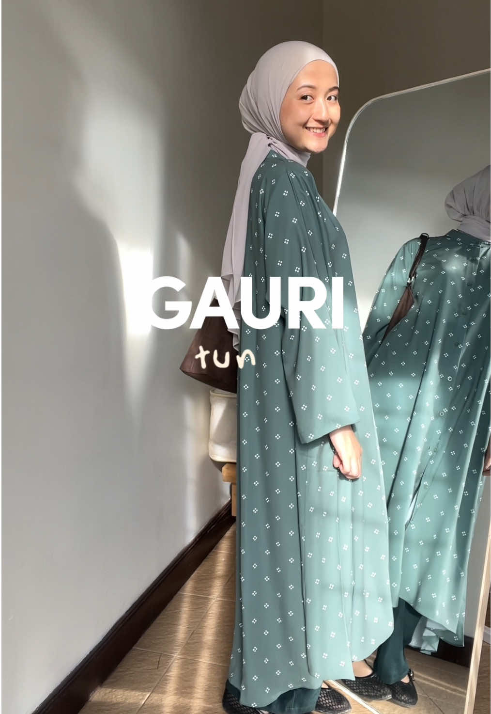 ga heran kalo tunik ini sold out terus~ modelnya semi abaya, tapiii bisa tetap keliatan casual 🫶🏻  #tunikwanita #hijabstyle #bajuwanita #bajumuslimah 