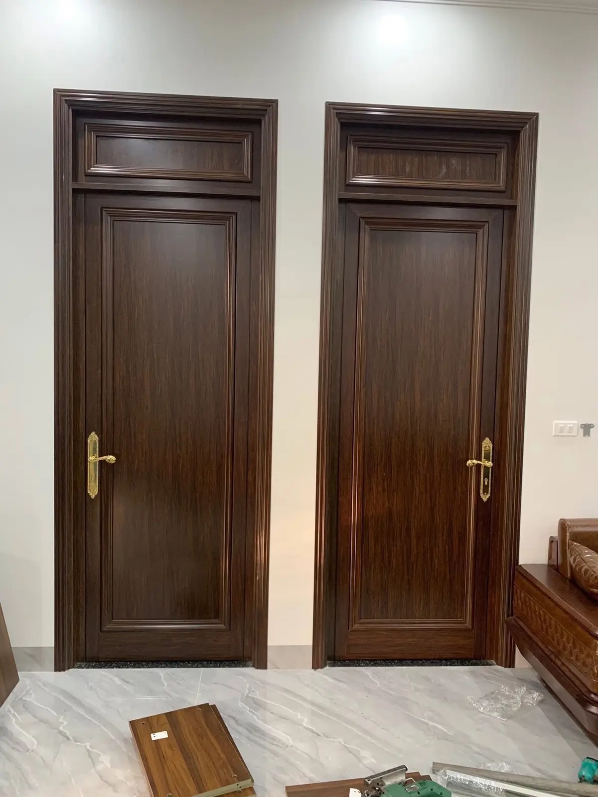 Nhôm tổ ong bao thay thế cho cửa gỗ.