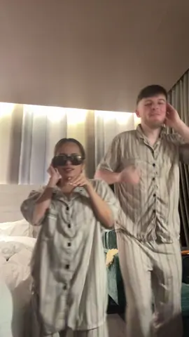 Pinaliit moko lalo sa laki ng kamay mo😭@Manny  #mannyandlesli #pajama #affiliatetiktok #couplecomedy #couplepajamas 