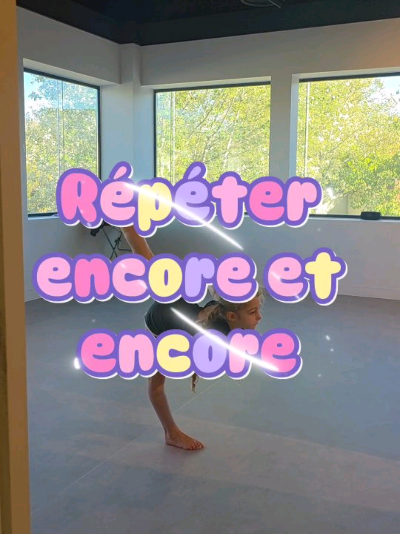 Derrière chaque belle ligne, chaque équilibre parfait, il y a des heures d’entraînement, de persévérance et d’amour pour la danse. 🌸 Un petit aperçu du travail technique de cette semaine : équilibre, placement, contrôle du mouvement. Rien de spectaculaire, juste de la rigueur et du cœur. 💪 #danse #travailtechnique #souplesse #équilibre #perfectionnement 