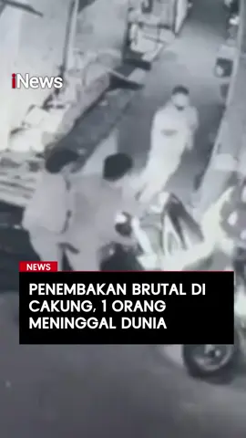 Seorang petugas keamanan (hansip) tewas tertembak saat berusaha menggagalkan aksi pencurian sepeda motor di Kampung Baru, Jalan Pelajar, Cakung, Jakarta Timur, pada Sabtu (8/11/2025) dini hari. Berdasarkan rekaman CCTV, korban bersama rekannya melihat dua orang pelaku yang mencurigakan tengah mencongkel sepeda motor warga.  Korban sempat berduel dengan salah satu pelaku, namun pelaku yang terdesak kemudian melepaskan tembakan hingga mengenai perut korban.  Baca selengkapnya di sini:  https://www.inews.id/ #D4TVnews #D4TVofficial #d4tvlombok 