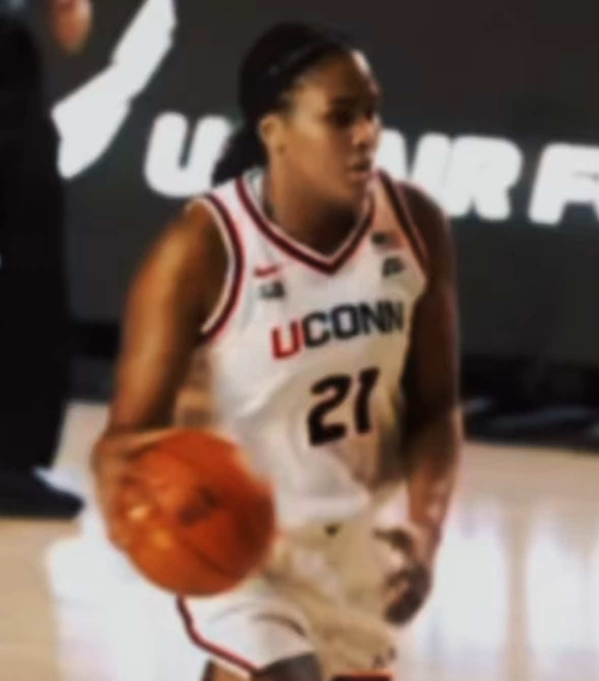 #SARAHSTRONG no questions asked big RAH sophomore szn incoming 🥶 #uconnwbb #collegebasketball #uconnhuskies #fypシ  @Sarah🫶🏾 