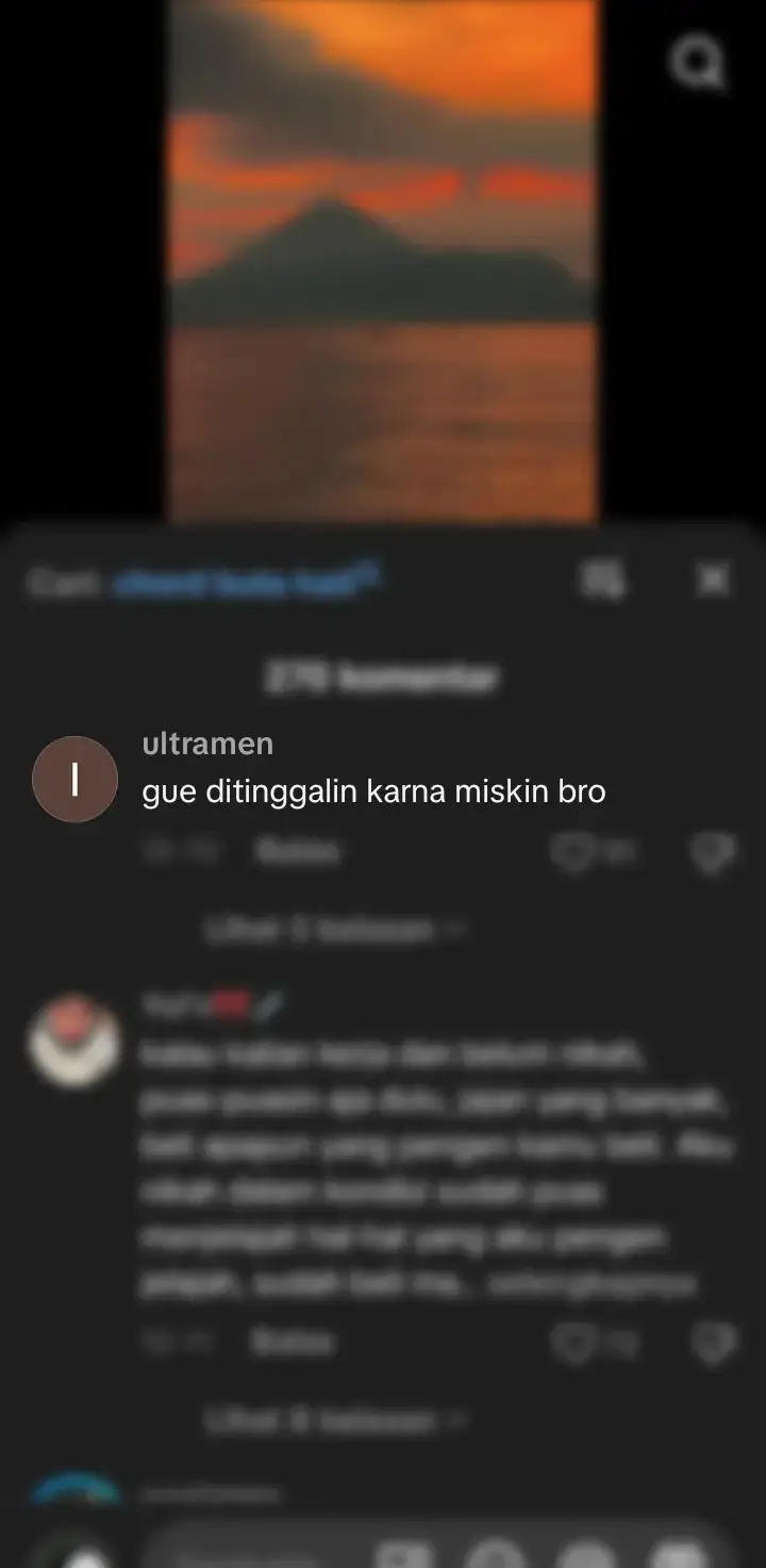 Bahan-bahan: 200 gram tepung ketan putih 50 gram tepung beras (opsional, biar lebih kenyal lembut) 150 ml air hangat Sejumput garam Pewarna hijau (bisa dari pandan atau daun suji) 100 gram gula merah, disisir halus (untuk isian) 100 gram kelapa parut (kukus 10 menit biar awet) Sedikit garam untuk campur kelapa parut --- 🍡 Cara membuat: 1. Campur adonan: Campur tepung ketan, tepung beras, dan garam. Tambahkan air sedikit demi sedikit yang sudah dicampur dengan pewarna hijau. Uleni hingga kalis dan bisa dipulung. 2. Bentuk klepon: Ambil sedikit adonan, pipihkan, lalu beri isian gula merah di tengahnya. Bulatkan lagi hingga rapat supaya gulanya tidak bocor saat direbus. 3. Rebus klepon: Didihkan air dalam panci, lalu masukkan klepon satu per satu. Rebus hingga mengapung (tanda sudah matang). 4. Balur kelapa: Angkat klepon yang sudah matang, tiriskan sebentar, lalu gulingkan ke dalam kelapa parut yang sudah diberi garam. 5. Sajikan: Klepon siap disajikan selagi hangat — saat digigit, gulanya lumer di mulut! 😋 --- Mau saya buatin versi klepon ubi ungu atau klepon ketan hitam juga?