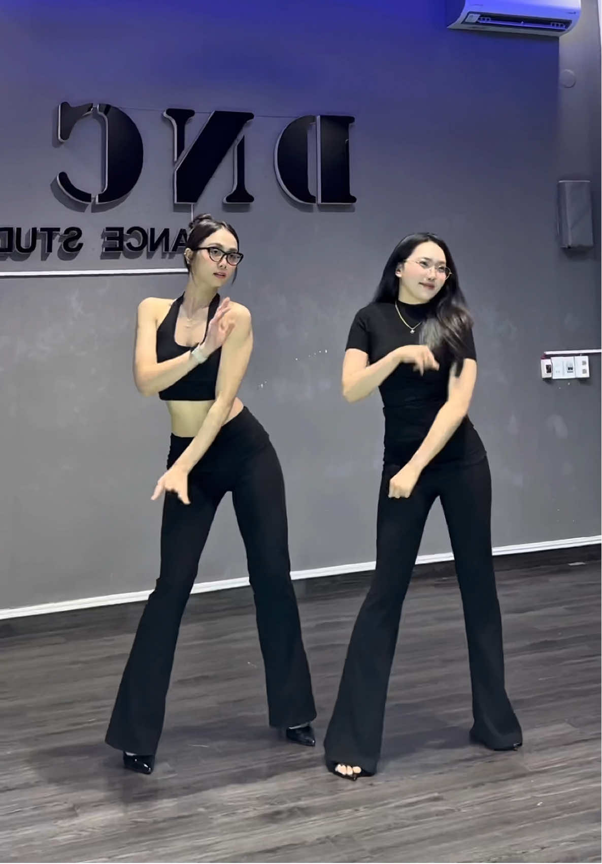 Tung quở một chúc với cô trò tuii  #xuhuong #viral #daynhay #dancebar #dancetiktok (Dạy Nhảy Đà Nẵng )
