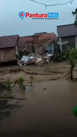 Hujan deras mengguyur wilayah selatan Kabupaten Brebes pada Sabtu sore, yang langsung memicu luapan Sungai Kalierang di Desa Kalierang, Kecamatan Bumiayu. Dalam waktu sekitar dua jam air naik mendadak hingga setinggi pusar orang dewasa, membanjiri ratusan rumah dan jalan nasional yang menghubungkan Bumiayu–Purwokerto, bahkan sebuah mobil terbawa arus dan tersangkut di tepi jalan sebelum akhirnya ditemukan.  Evakuasi oleh pihak BPBD Kabupaten Brebes, TNI dan Polri langsung dilakukan sementara petugas desa bersama relawan mendata kerugian serta menyalurkan bantuan darurat seperti makanan, air bersih dan selimut kepada warga terdampak. Hingga malam, hujan belum reda dan debit air belum juga surut.  #banjirbumiayu #Panturapost #SaikiJamaneOnline #Brebes #Bumiayu 