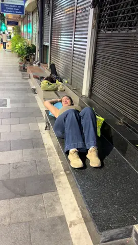 Despues de caminar 12 hrs por todo Tailandia 🇹🇭 estaba muy cansada y yo  tmb me acoste en la banqueta… #thailand