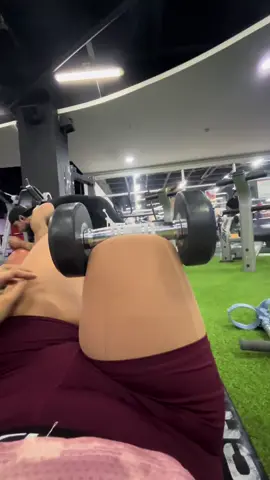 Descargándole peso al muñón y sentadillas con TRX #amputada #amputee #amputeegirl #viral #gym 