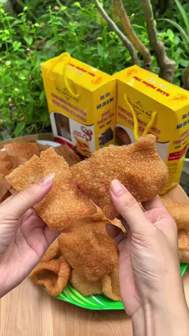 Tết nay có hộp bánh phồng tôm này làm quà biếu là ai cũng mê  @reviewcunglinhendi  @reviewcunglinhendi 