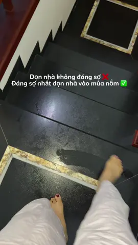 Khi các bạn miền Nam thắc mắc mùa Nồm là gì thì tui sáng giờ đã phải lau nhà 5 lần rồi mà nhà vẫn không khô nổi🫠. Cac bác review cho e loại máy hút ẩm vừa tiền mà xài ok với ạ chứ e không sống nổi với cái mùa này 🙃🙃🙃#nhaxoaiiu #dondepnhacua #muanom #mayhutam #xh 