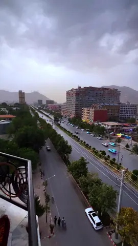 دا دی د کابل ماښام، هوا یخه ده، اسمان سره رنګونه اخلي… هر څوک ستړي له کاره کور ته ځي، خو دا ښکلا نه ختمېږي. که ته هم د کابل ماښام خوښوې، یو 💛 پریږد  #ک#کابلK#KabulSunsetP#PashtoVlogA#AfghanVibesK#KabulViews          