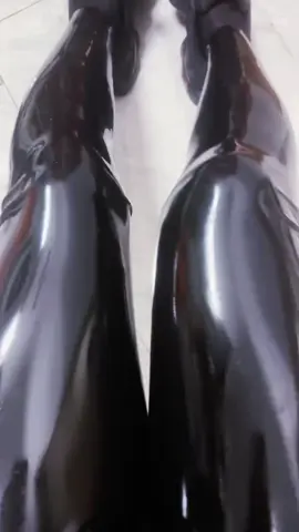 lại là siêu cấp leggings, siêu bóng bẩy, siêu bó, nhưng lần không phải da mà là latex 🥰🥰🥰