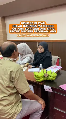 Kegiatan Business Matching di Kabupaten Blitar mempertemukan lebih dari 100 supplier dengan 32 SPPG dalam rangka mendukung program Makan Bergizi Gratis (MBG). Melalui kegiatan ini, para supplier yang terdiri dari koperasi, BUMDes, gapoktan, dan pelaku usaha lokal dapat mempresentasikan produknya secara langsung kepada SPPG untuk menjalin kerja sama penyediaan bahan pangan berkualitas. Sekda Kabupaten Blitar menyampaikan, kegiatan ini menjadi langkah penting untuk memastikan bahan makanan dalam program MBG memiliki mutu yang baik, sehat, dan bergizi. Selain itu, pemerintah juga akan melakukan pembinaan kepada supplier agar produk yang dihasilkan sesuai dengan kualifikasi SPPG. Melalui sinergi ini, diharapkan program MBG berjalan optimal sekaligus menggerakkan roda perekonomian masyarakat Blitar. 
