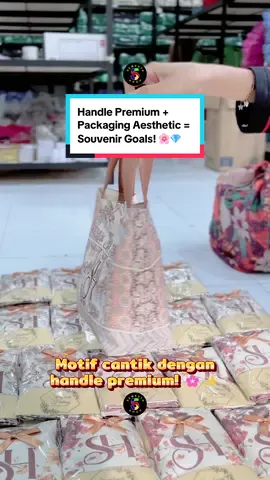 Sakura Bag yang ALL-IN premium! 🌸 Full print motif sakura cantik 💪 Handle PREMIUM—kuat & nyaman! 📦 FREE packaging aesthetic! ✨ Detail sempurna head to toe! 💕 Tamu langsung notice quality! Handle premium bukan cuma kuat, tapi juga berkelas! Packaging aesthetic bikin presentasi makin WOW! 😍 Complete package yang bikin souvenir kamu stand out! 🏆 📩 DM 
