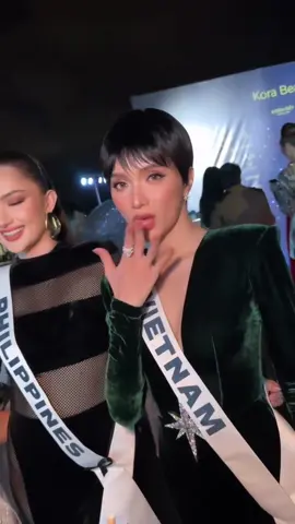 Ta nói visual team này không thể đùa được #huonggiang #ahtisamanalo #veenapraveenarsingh #missuniverse2025 