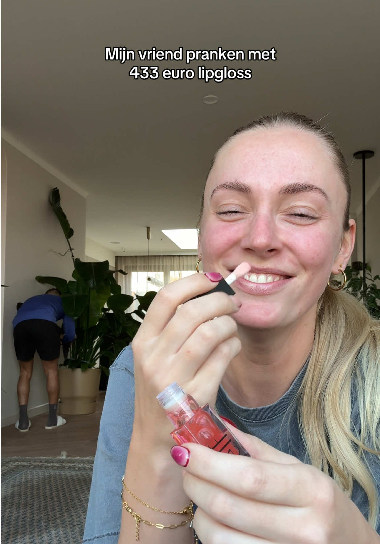 Nog 1 uur een discussie gehad over de prijs van deze lipgloss 😂😂😂