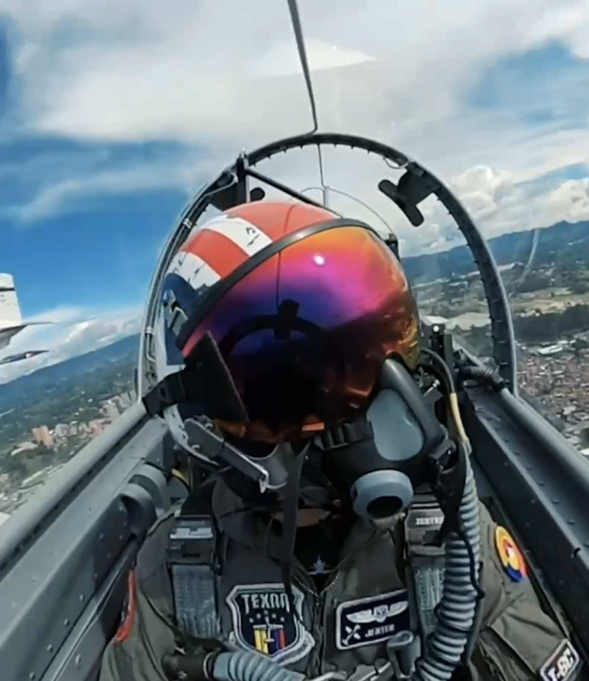 En la #FuerzaAeroespacial🇨🇴 somos más de 13 mil colombianos con una misma misión: servir a la nación. Hoy, 8 de noviembre, en nuestro aniversario, compartimos 8 razones que nos recuerdan quiénes somos y por qué volamos: 1️⃣ Seguridad 2️⃣ Servicio 3️⃣ Talento humano 4️⃣ Soberanía 5️⃣ Solidaridad 6️⃣ Trabajo en equipo 7️⃣ Visión 8️⃣Patria: #NuestraFuerzaErestú #AdAstra 🚀