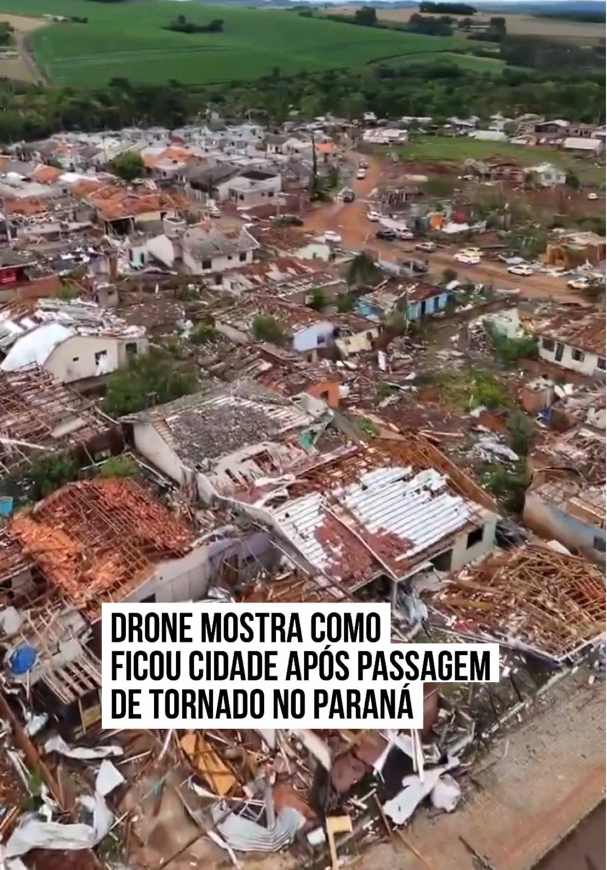 Cerca de 80% da cidade de Rio Bonito do Iguaçu, no centro-sul do #Paraná, ficou destruída após a passagem de um #tornado pela região, segundo informações da Defesa Civil. O temporal atingiu o município na tarde dessa sexta-feira (7/11) e deixou pelo menos cinco mortos e 130 pessoas feridas. Um vídeo feito por drone mostrou como a cidade ficou após a tempestade. Rio Bonito do Iguaçu foi atingido por um tornado de classificação F3 da escala Fujita. O Sistema de Tecnologia e Monitoramento Ambiental do Paraná (Simepar) esclareceu que a escala F3 implica ocorrência de ventos que podem ter ultrapassado os 250 km/h em alguns pontos da cidade. #TikTokNotícias 