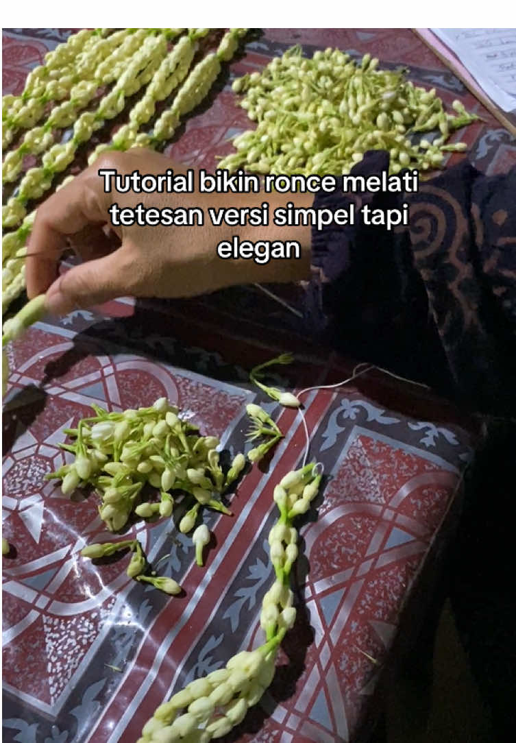 Dari bunga kecil jadi rangkaian yang cantik✨. tertarik pakai tetesan seperti ini buat akad nikah?? 🥰 #roncemelati #pengantin #fyp #fypageシ #fyppppppppppppppppppppppp 