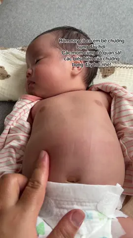 Kỹ năng quan sát embe khá là quang trọng. Đối với các mẹ mới sinh thì nhìn các biểu hiện của con thì không phải dễ. Dưới đây là 1 embe bị chướng bụng đầy hơi. Các mẹ cùng quan sát với cô các biểu hiện của chướng bụng đầy hơi nha. #chamsocembe #tambesosinh #chuongbung #xuhuong 