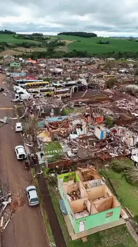 Tornado de categoria F3 com ventos de 250km/h, passou pela cidade de Rio Bonito do Iguaçu no Paraná. #tragedy #tragédia #tornado #defesacivil #brasil🇧🇷