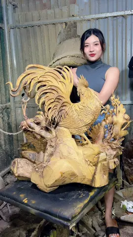 Ôi 1 siêu phẩm Gia đình gà  biểu tượng của gia đạo viên mãn, phú quý, hạnh phúc, và bình an em vừa ra lò chưa kịp hoàn thiện luôn phải lên ngay video cho các bác ngắm đây ạ.                                   Siêu phẩm chỉ có 1 và cũng chỉ dành cho bác nào nhanh tay thôiii, hàng siêu vip và hoàn thiện kĩ.                                                    ⸻ 🐓 1. Hình tượng gia đình nhà gà 	•	Gà trống: tượng trưng cho sự dũng cảm, trung thành, trách nhiệm và uy nghiêm. Trong phong thủy, gà trống còn có tác dụng trừ tà, hóa giải thị phi và tiểu nhân, mang lại may mắn trong công việc, danh vọng. 	•	Gà mái: biểu tượng của sự đảm đang, chăm sóc, vun vén hạnh phúc gia đình, tượng trưng cho người vợ hiền, mẹ đảm. 	•	Đàn gà con: tượng trưng cho con cháu sum vầy, gia đình đông vui, hạnh phúc và ấm no. ➡️ Tổng thể “gia đình nhà gà” thể hiện: Gia đạo hòa thuận – Vợ chồng hòa hợp – Con cháu sum vầy – Hạnh phúc bền lâu.##tuonggodocdao##tuonggonghethuat##TuongGoPhongThuy##TuongPhongThuy