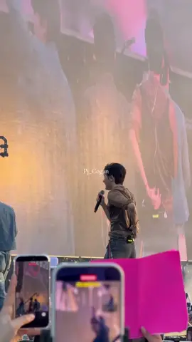 Kalian pada ngapain 🙈🙈🙈 they flirting on the stage🤭🤭🤭  yang satu masih mau lama