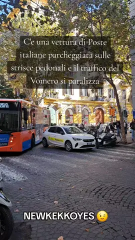 Automobile sulle strisce pedonali blocca il traffico del Vomero #vomero #sensocivico #traffico #sicurezzastradale #bus 