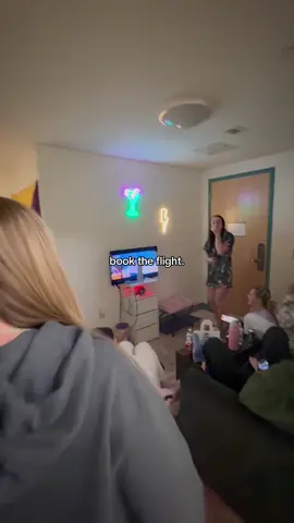 the double take 🥹 flying 700+ miles on a random friday was so worth it 💌 @katelynnetatum24 #bestfriend #imissedyou #longdistance #surprise #college 