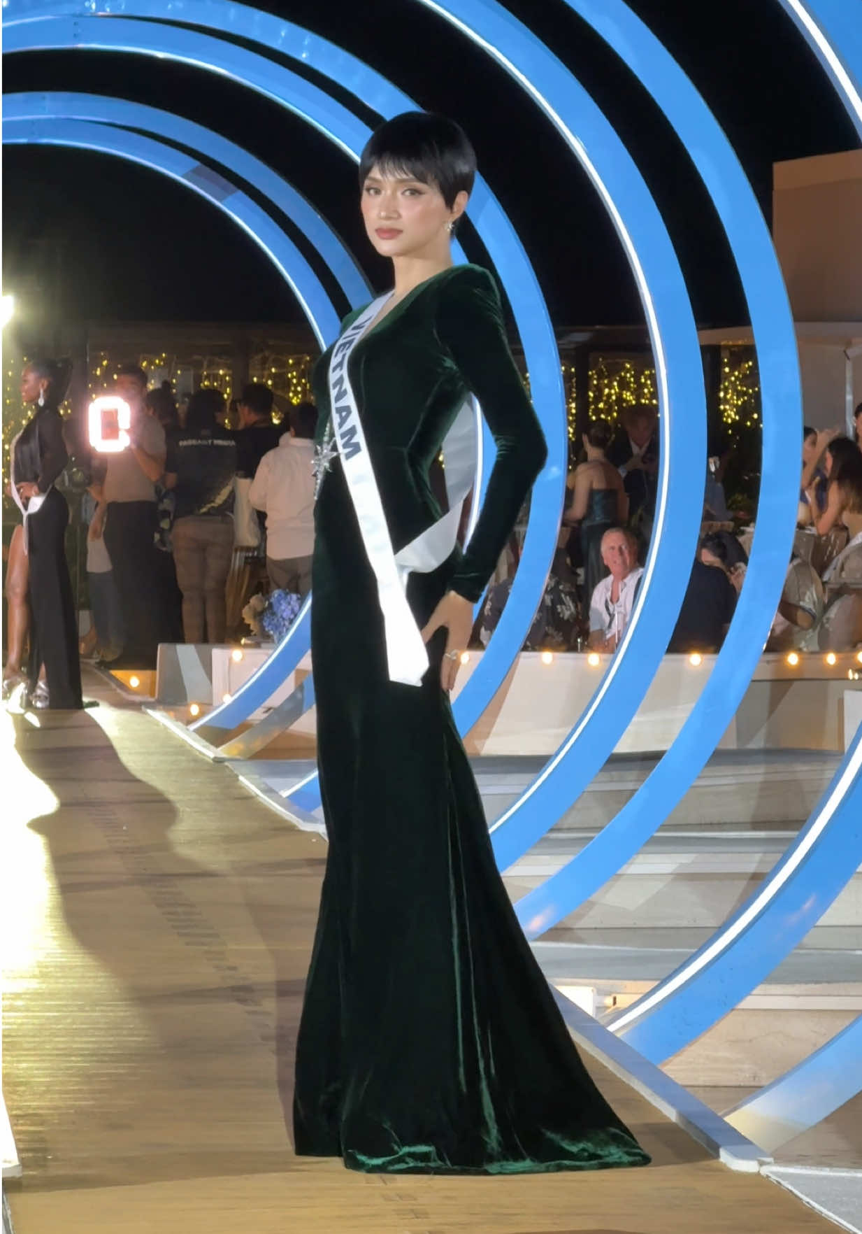 𝐌𝐨𝐨𝐧𝐥𝐢𝐠𝐡𝐭 𝐒𝐤𝐲 𝐆𝐚𝐥𝐚 𝐖𝐞𝐥𝐜𝐨𝐦𝐞 𝐃𝐢𝐧𝐧𝐞𝐫 as The 74th Miss Universe contestants light up the night. 💫 Vietnam  #MGIxMU #MissU#The74thMissUniversesUniverse