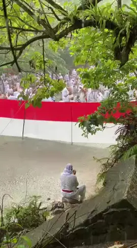 Ma'atenu pakapita (mahuriral) bukan sekedar tarian tapi bahasa jiwa.ia berbicara tentang keberanian menjaga adat, tentang cinta yang berkorban dan tentang restu yang menentukan langka dalam cahaya, setiap ayunan pedang adalah doa, setiap hentakan kaki adalah janji untuk tetap setia pada tanah dan nilai-nilai leluhur#cakalele #pelauw_matasiri #fyppppppppppppppppppppppp 