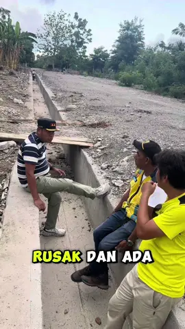 Yupiter Selan, kepala Kejaksaan Negeri Kabupaten Kupang berpesan kepada pelaksana proyek saluran irigasi di daerah Oepoli. Pesan ini disampaikan saat Kajari meninjau langsung ke lokasi proyek, Sabtu 08 November 2025. #kejarikabupatenkupang #yupiterselan #BBWS #irigasi #kabupatenkupang 